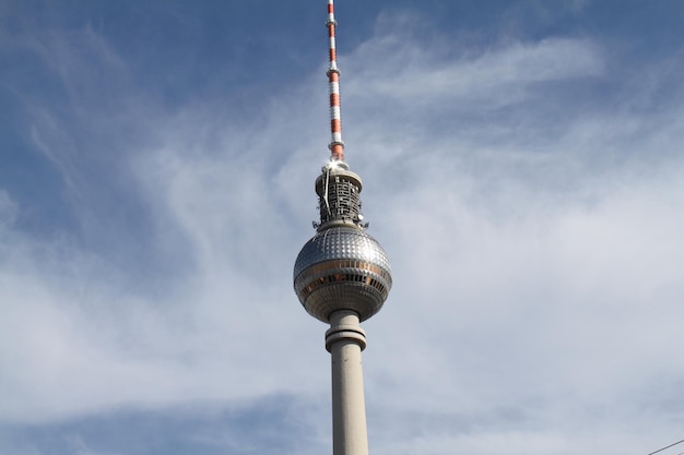 Foto niedrigwinkelansicht des fernsehturms gegen den himmel