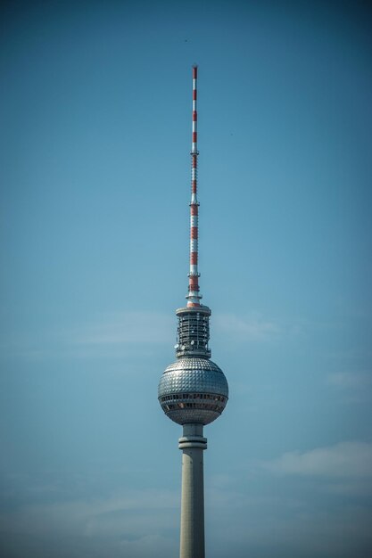 Foto niedrigwinkelansicht des fernsehturms vor dem blauen himmel in der stadt