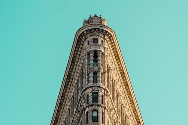 Niedrigwinkelansicht des Flatiron-Gebäudes vor klarem Himmel