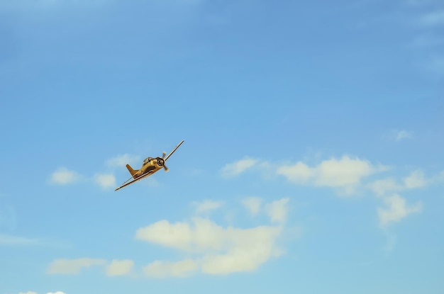 Niedrigwinkelansicht des Flugzeugs, das in den Himmel fliegt