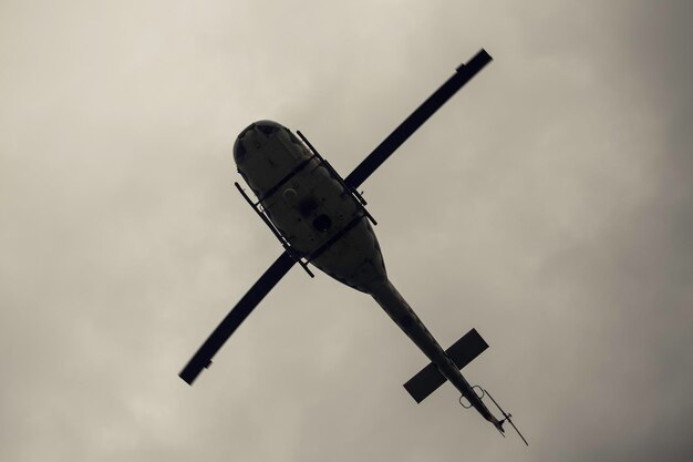 Foto niedrigwinkelansicht des flugzeugs gegen den himmel