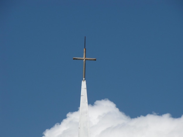 Foto niedrigwinkelansicht des flugzeugs vor blauem himmel