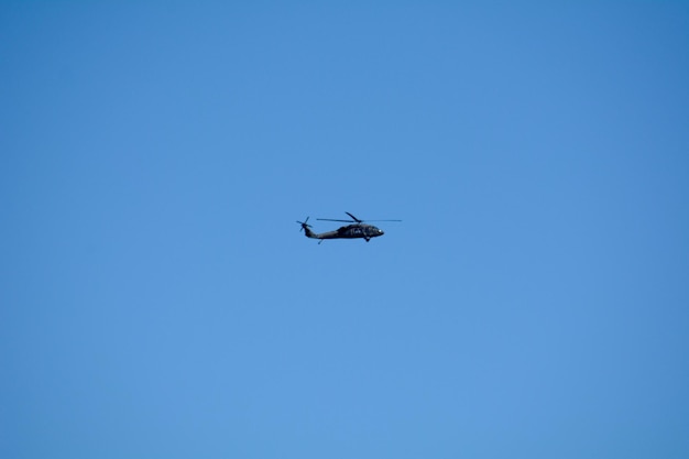 Niedrigwinkelansicht des Flugzeugs vor klarem blauen Himmel