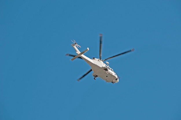 Foto niedrigwinkelansicht des flugzeugs vor klarem blauen himmel