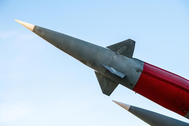 Foto niedrigwinkelansicht des flugzeugs vor klarem himmel