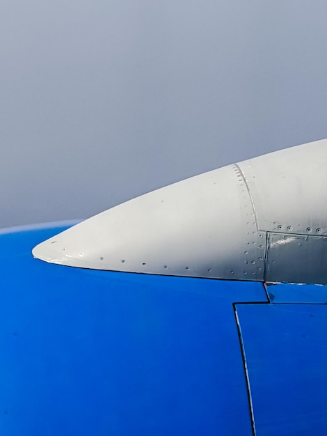 Foto niedrigwinkelansicht des flugzeugs vor klarem himmel