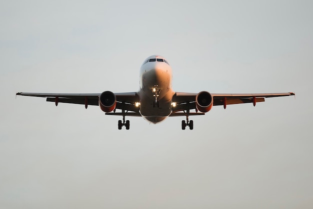 Foto niedrigwinkelansicht des flugzeugs vor klarem himmel