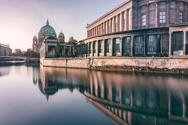 Niedrigwinkelansicht des Flusses mit Gebäuden im Hintergrund