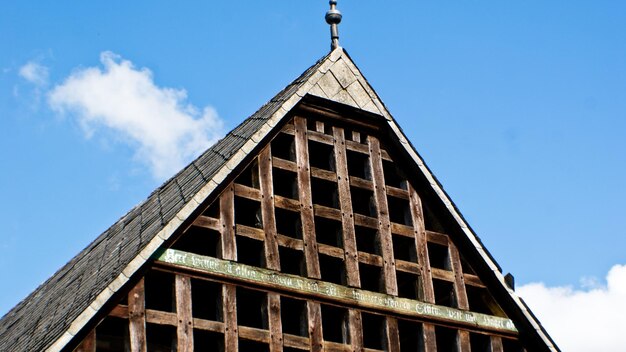 Foto niedrigwinkelansicht des gebäudes gegen den blauen himmel