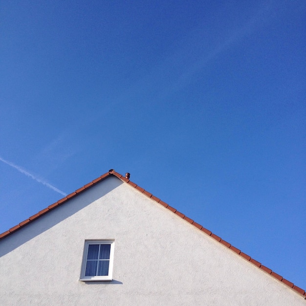 Niedrigwinkelansicht des Gebäudes gegen den blauen Himmel