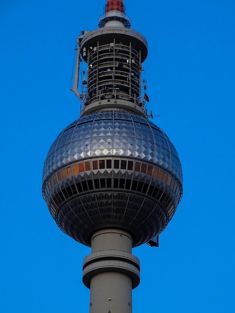 Niedrigwinkelansicht des Gebäudes gegen den blauen Himmel