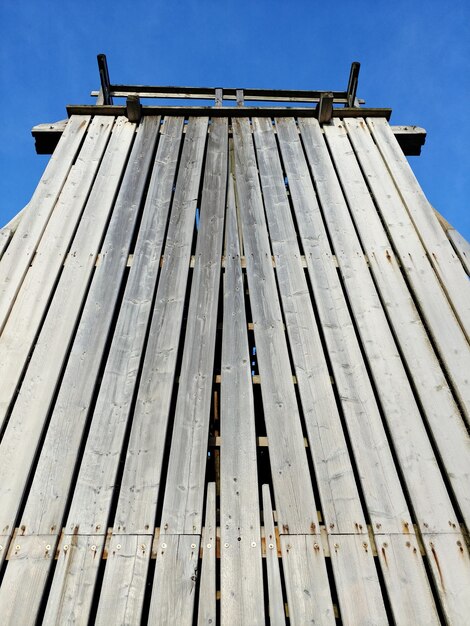 Foto niedrigwinkelansicht des gebäudes gegen den blauen himmel