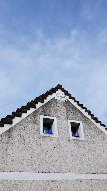 Niedrigwinkelansicht des Gebäudes gegen den blauen Himmel