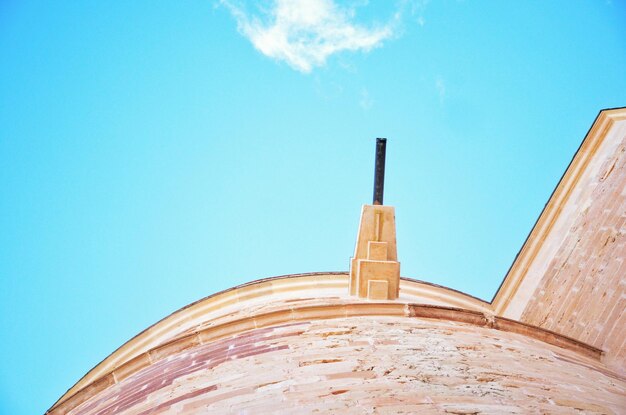 Foto niedrigwinkelansicht des gebäudes gegen den blauen himmel