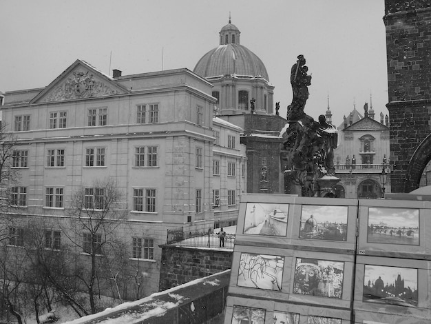 Niedrigwinkelansicht des Gebäudes gegen den Himmel im Winter