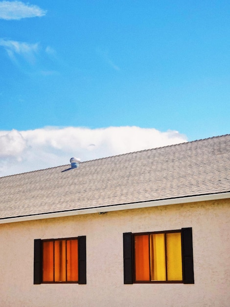 Niedrigwinkelansicht des Gebäudes gegen den Himmel