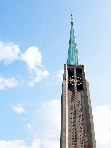 Niedrigwinkelansicht des Gebäudes gegen den Himmel