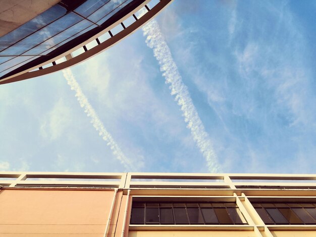 Niedrigwinkelansicht des Gebäudes gegen den Himmel