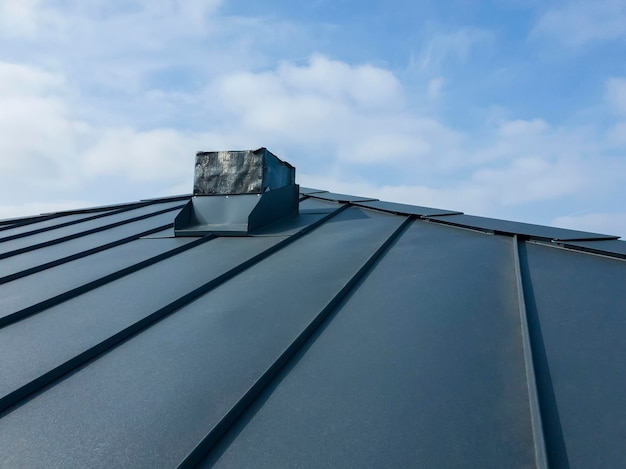 Niedrigwinkelansicht des Gebäudes gegen den Himmel