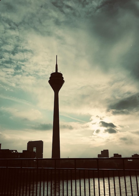 Foto niedrigwinkelansicht des gebäudes vor bewölktem himmel