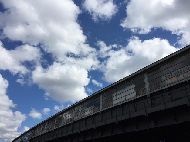 Foto niedrigwinkelansicht des gebäudes vor bewölktem himmel