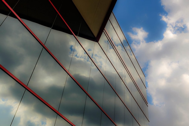 Foto niedrigwinkelansicht des gebäudes vor bewölktem himmel