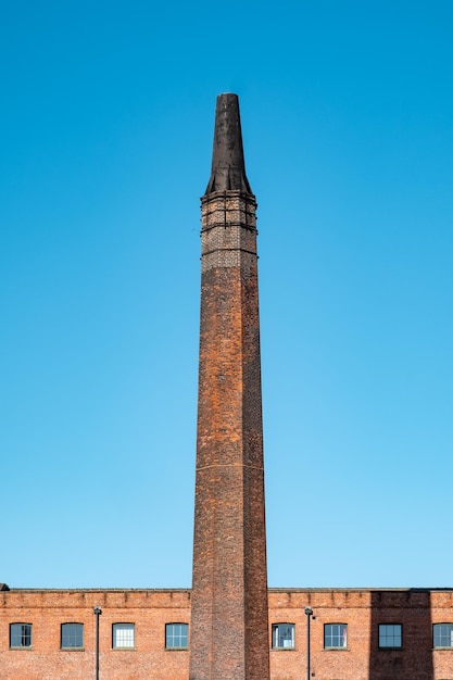 Niedrigwinkelansicht des Gebäudes vor klarem blauen Himmel