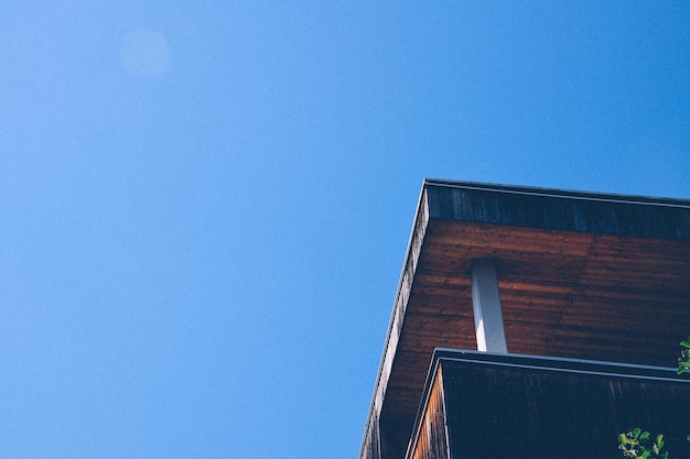 Niedrigwinkelansicht des Gebäudes vor klarem blauen Himmel