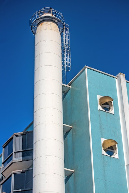 Niedrigwinkelansicht des Gebäudes vor klarem blauen Himmel