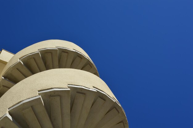 Niedrigwinkelansicht des Gebäudes vor klarem blauen Himmel