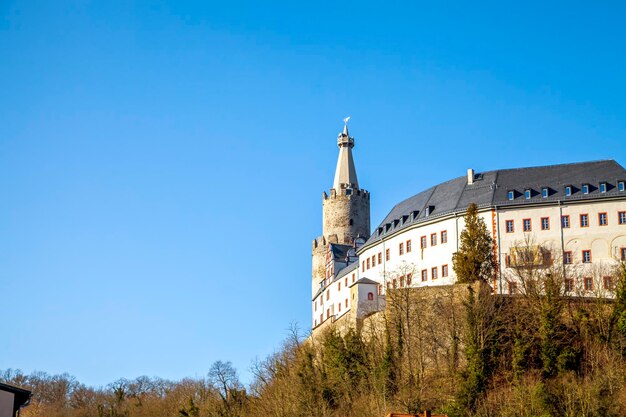 Foto niedrigwinkelansicht des gebäudes vor klarem blauen himmel