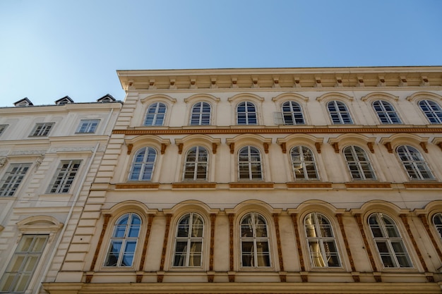 Niedrigwinkelansicht des Gebäudes vor klarem Himmel