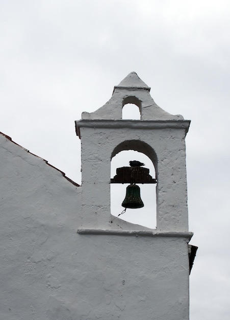 Niedrigwinkelansicht des Glockenturms gegen den Himmel