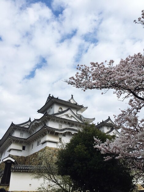 Niedrigwinkelansicht des Himeji-Schlosses vor bewölktem Himmel