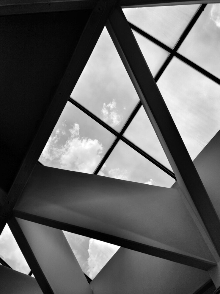 Foto niedrigwinkelansicht des himmels durch ein fenster