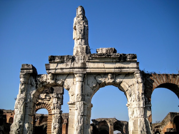 Niedrigwinkelansicht des historischen Anfiteatro Campano vor klarem Himmel