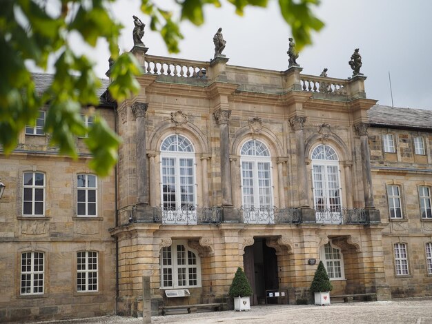 Niedrigwinkelansicht des historischen Gebäudes gegen den Himmel