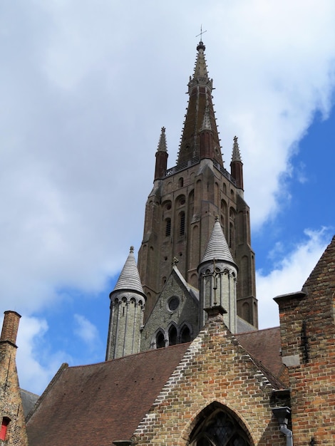 Niedrigwinkelansicht des historischen Gebäudes gegen den Himmel