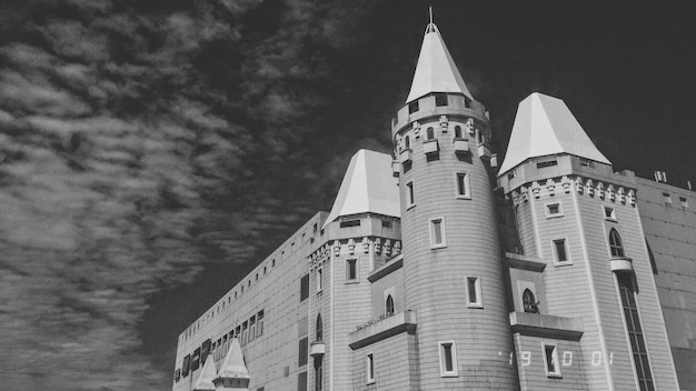 Niedrigwinkelansicht des historischen Gebäudes gegen den Himmel
