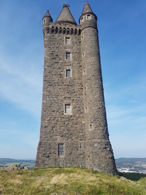 Foto niedrigwinkelansicht des historischen gebäudes vor dem blauen himmel