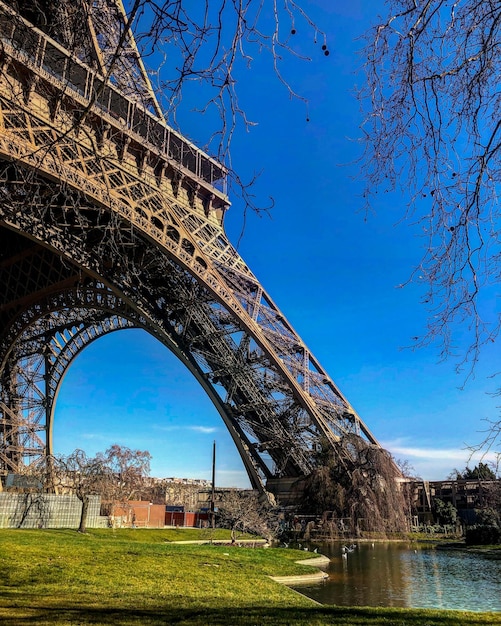 Foto niedrigwinkelansicht des historischen gebäudes vor dem blauen himmel