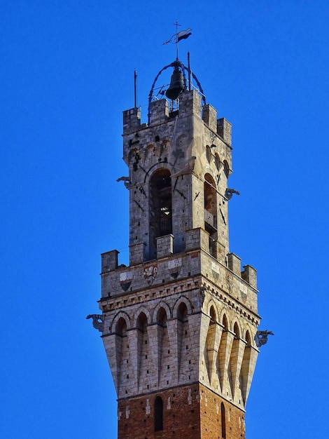 Foto niedrigwinkelansicht des historischen gebäudes vor klarem blauen himmel