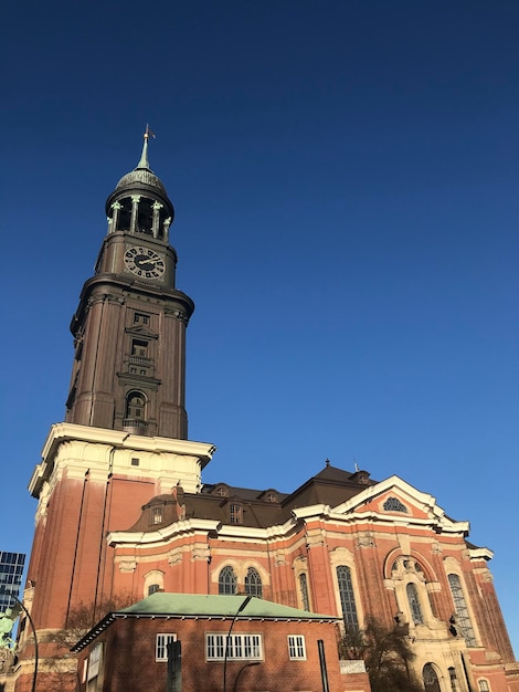 Niedrigwinkelansicht des historischen Gebäudes vor klarem blauen Himmel