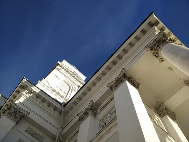 Niedrigwinkelansicht des historischen Gebäudes vor klarem blauen Himmel