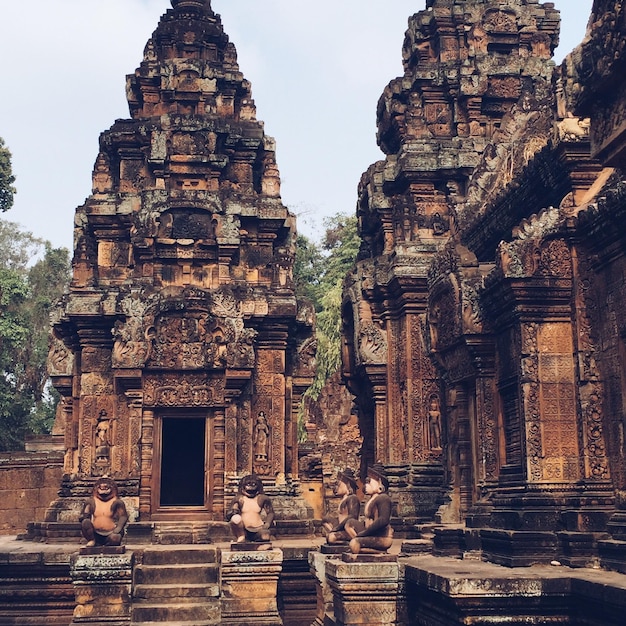 Niedrigwinkelansicht des historischen Tempels