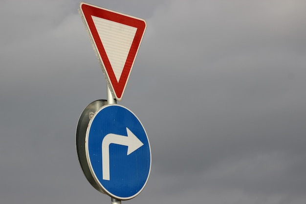 Niedrigwinkelansicht des Informationsschildes gegen den Himmel