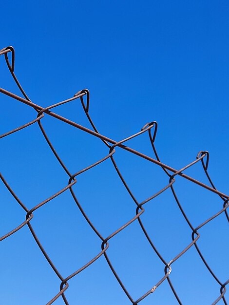 Foto niedrigwinkelansicht des kettengrenzes vor klarem blauen himmel