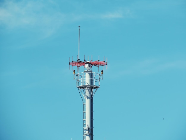 Niedrigwinkelansicht des Kommunikationsturms gegen den blauen Himmel