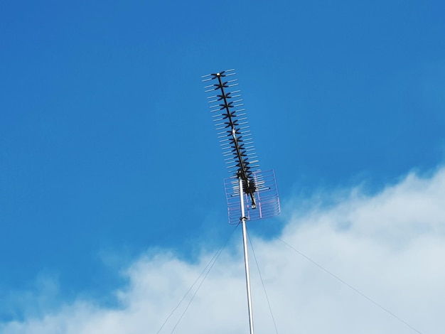 Foto niedrigwinkelansicht des kommunikationsturms gegen den blauen himmel
