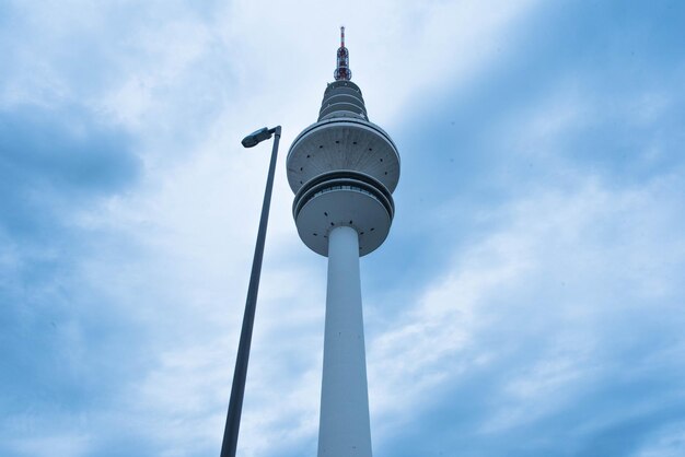 Foto niedrigwinkelansicht des kommunikationsturms gegen den himmel